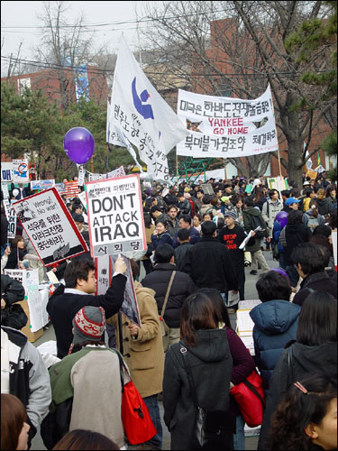 노도와 같이 모여들고 있는 시민들 